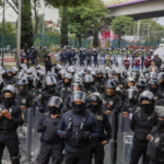 CNTE detiene su marcha; cientos de policías impiden su paso hacia el estadio Azteca