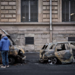 Francia anuncia toques de queda parciales tras disturbios en protestas del fin de semana