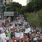 Trabajadores del IMSS marchan en rechazo a propuesta salarial en víspera de consulta sindical